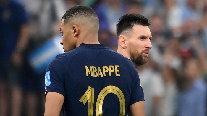 TOPSHOT - Argentinas forward #10 Lionel Messi and Frances forward #10 Kylian Mbappe look on during the Qatar 2022 World Cup football final match between Argentina and France at Lusail Stadium in Lusail, north of Doha on December 18, 2022. (Photo by FRANCK FIFE / AFP) (Photo by FRANCK FIFE/AFP via Getty Images)