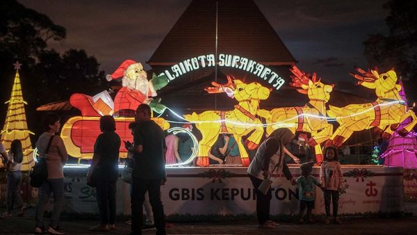 Lampion Natal Terangi Balai Kota Solo