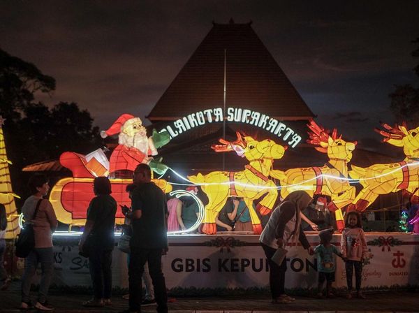 Lampion Natal Terangi Balai Kota Solo