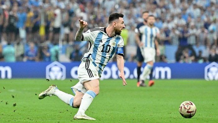 LUSAIL CITY, QATAR - DECEMBER 18: Lionel Messi of Argentina in action during the FIFA World Cup Qatar 2022 Final match between Argentina and France at Lusail Stadium on December 18, 2022 in Lusail City, Qatar. (Photo by Lionel Hahn/Getty Images)