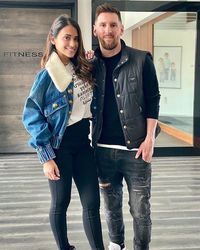 Sempat Selingkuh, 8 Potret Lionel Messi & Istri Jadi Ikon Pasangan Setia