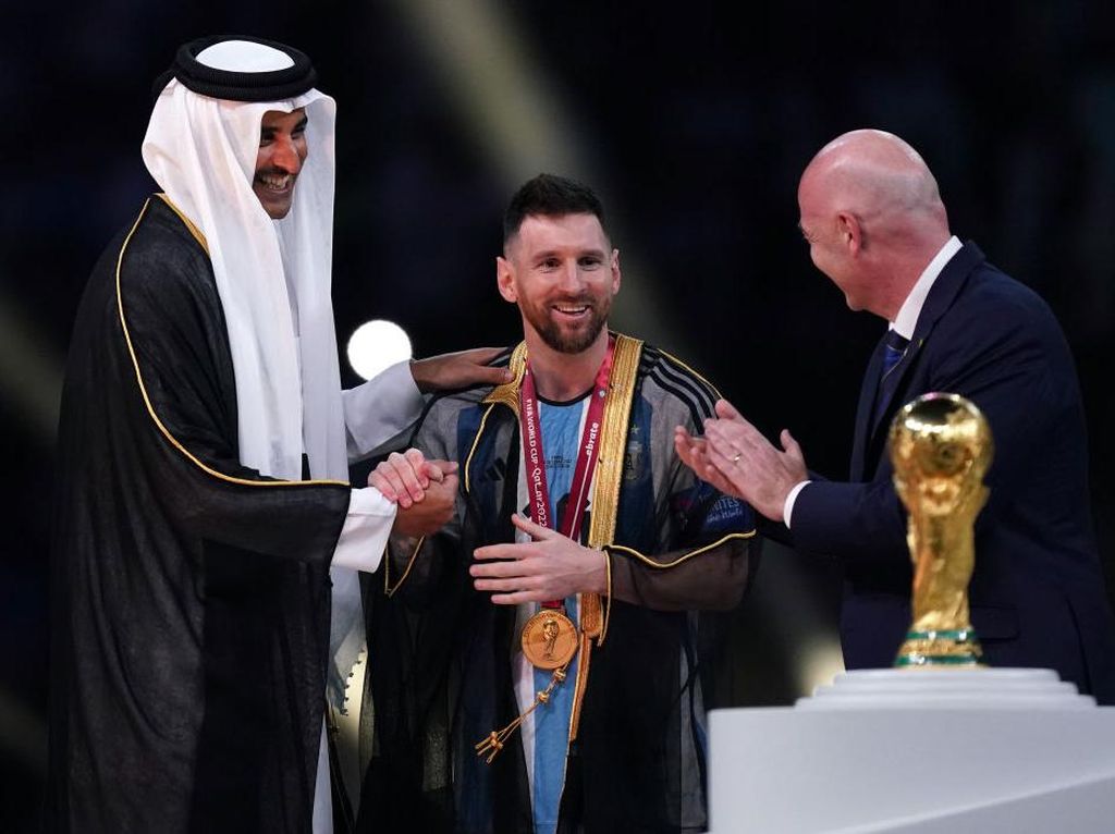 Gila! Jubah Bisht Messi Ditawar Rp 15,5 M Gila! Jubah Bisht Messi Ditawar Rp 15,5 M