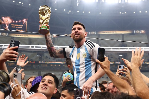 Lionel Messi diarak keliling stadion sambil membawa trofi Piala Dunia/foto: gettyimages/ Chris Brunskill Lionel Messi diarak keliling stadion sambil membawa trofi Piala Dunia