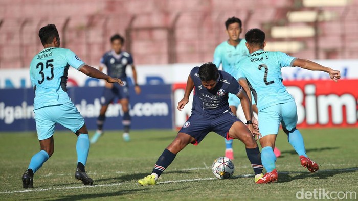 Madura United Libas Arema FC 2-0 Arema FC bertemu Madura United dalam lanjutan Liga 1 2022/2023. Singo Edan harus menyerah dengan skor 0-2.