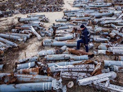 Mengintip Kuburan Massal Sisa Rudal & Roket Rusia di Ukraina