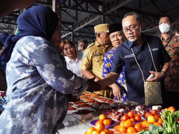 Momen Zulhas Coba Tradisi Barter di Fakfak