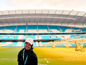 Cerita Nadira, Mahasiswa UNS yang Belajar dari Kandang Manchester City Cerita Nadira, Mahasiswa UNS yang Belajar dari Kandang Manchester City
