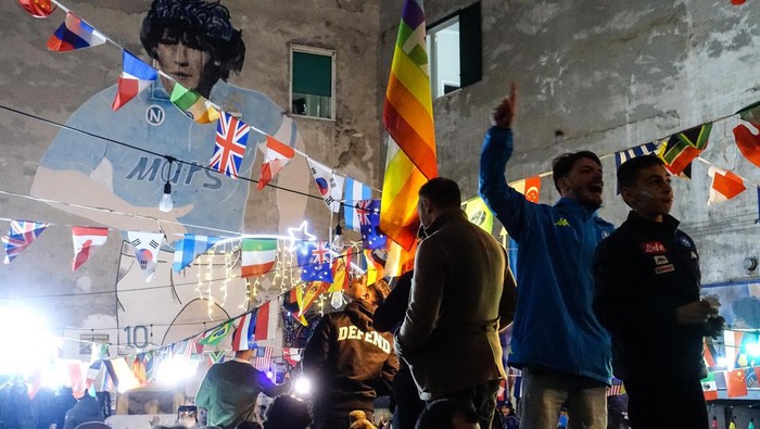 Napoli Fans of Argentina gather under a mural of late Argentine football legend Diego Maradona as they celebrate winning the Qatar 2022 World Cup against France in Naples on December 18, 2022. - Italy OUT (Photo by CESARE ABBATE / ANSA / AFP) / Italy OUT (Photo by CESARE ABBATE/ANSA/AFP via Getty Images)