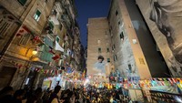 Fans Napoli pernah lebih memilih mendukung Argentina ketimbang Italia kala kedua negara bentrok di San Paolo dalam semifinal Piala Dunia 1990. Diego Maradona cs pun menang dan melaju ke final. (Foto: ANSA/AFP via Getty Images/CESARE ABBATE)