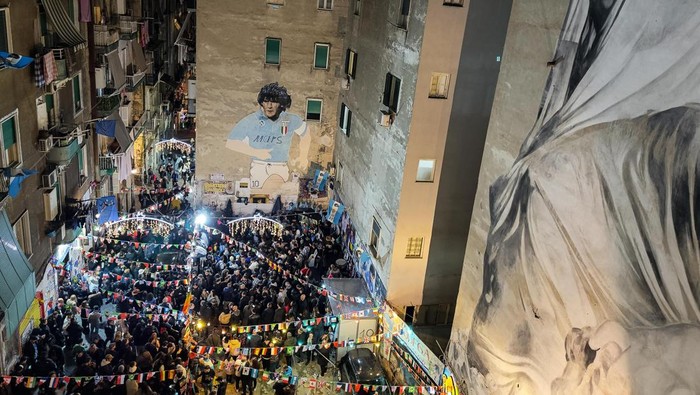 Napoli Fans of Argentina gather under a mural of late Argentine football legend Diego Maradona as they celebrate winning the Qatar 2022 World Cup against France in Naples on December 18, 2022. - Italy OUT (Photo by CESARE ABBATE / ANSA / AFP) / Italy OUT (Photo by CESARE ABBATE/ANSA/AFP via Getty Images)