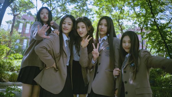 7 Gaya NewJeans di Ditto Bikin Nostalgia, Pakai Seragam SMA Vintage Korea