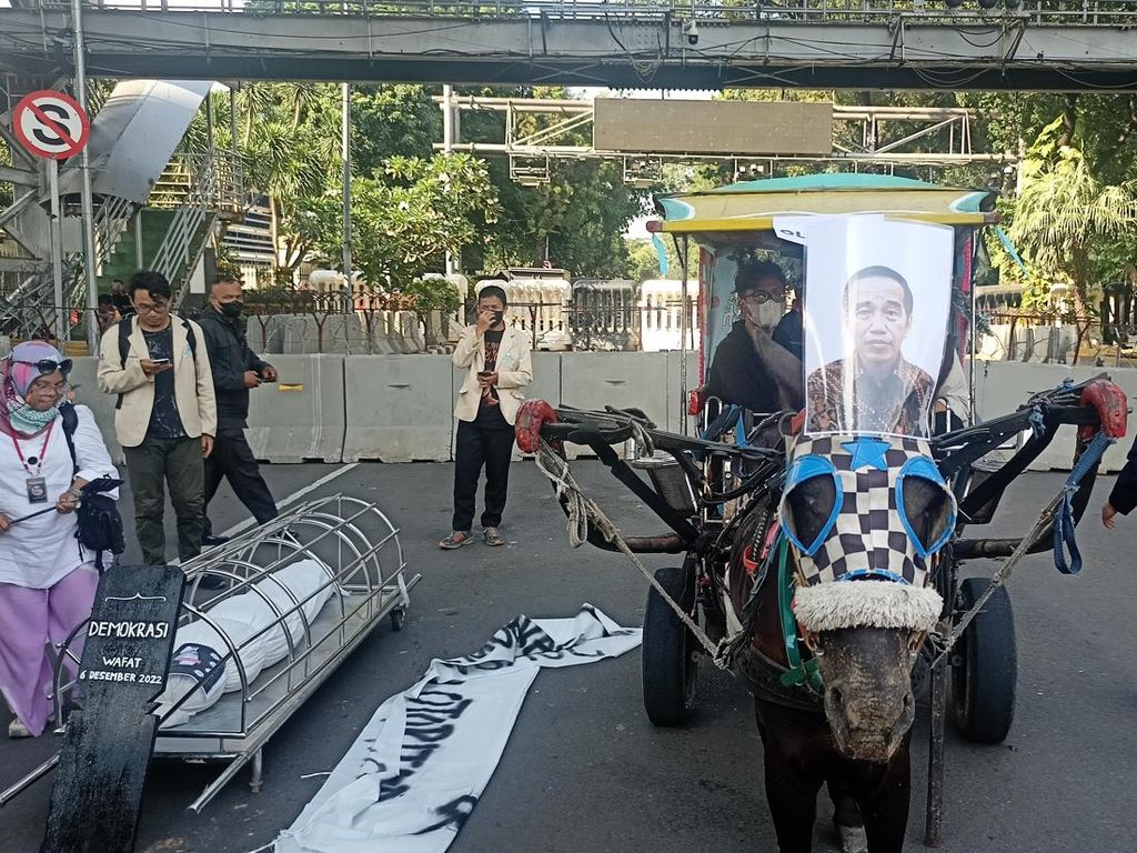 Demo Mahasiswa di Patung Kuda, Massa Bawa Keranda Matinya Demokrasi