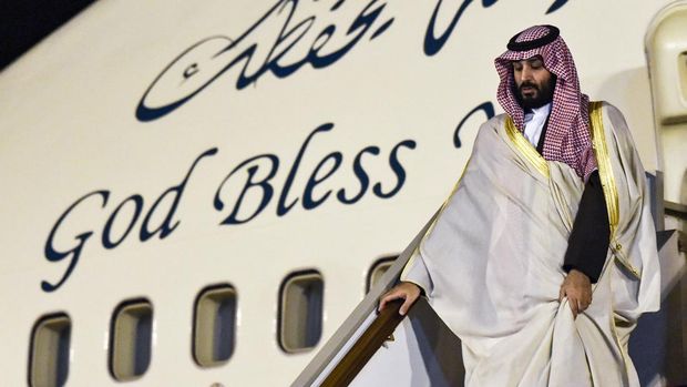 Saudi Crown Prince Mohammed bin Salman descends from his plane as he arrives at Algiers International Airport, southeast of the capital Algiers on December 2, 2018. (Photo by RYAD KRAMDI / AFP)