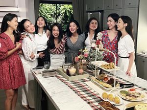 Potret Ririn Dwi Ariyanti Saat Ikut Makan di Perayaan Natal Potret Ririn Dwi Ariyanti Saat Ikut Makan di Perayaan Natal