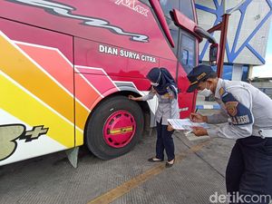 Ramp Check di Terminal Blitar Jelang Nataru, Banyak Bus Ban Tipis-Lampu Mati
