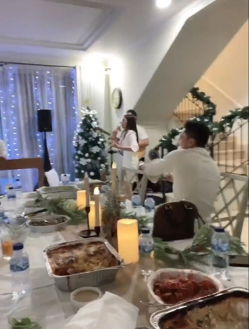 Ririn Dwi Ariyanti Rayakan Natal Bersama Keluarga Ijonk Ririn Dwi Ariyanti Rayakan Natal Bersama Keluarga Ijonk