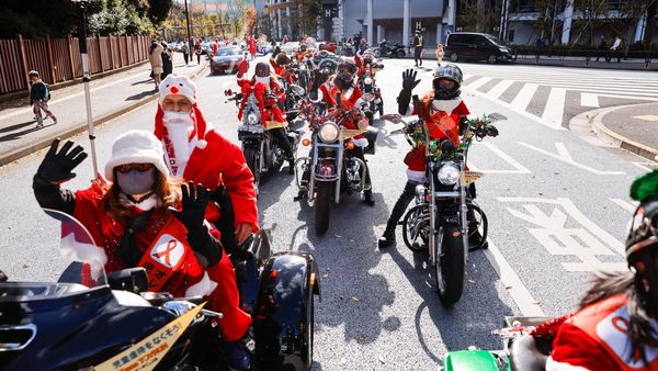 Saat Sinterklas Naik Moge Keliling Pusat Kota Tokyo