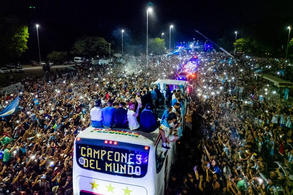 Para pemain timnas Argentina merayakan gelar juara dunia di atas bus dengan tulisam 