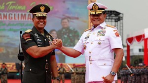 Momen Andika-Yudo Salam Komando Saat Sertijab Panglima TNI