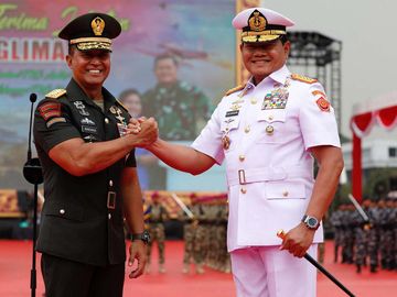 Momen Andika-Yudo Salam Komando Saat Sertijab Panglima TNI Momen Andika-Yudo Salam Komando Saat Sertijab Panglima TNI