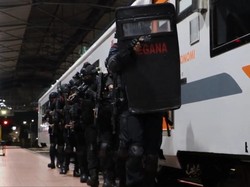 Melihat Aksi Brimob Polda Jateng Tangani Teror KA di Stasiun Poncol