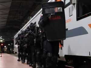 Melihat Aksi Brimob Polda Jateng Tangani Teror KA di Stasiun Poncol Melihat Aksi Brimob Polda Jateng Tangani Teror KA di Stasiun Poncol