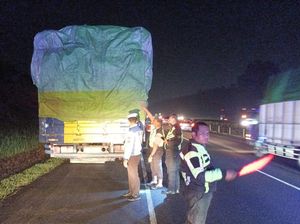 Hendak Perbaiki Ban Bocor, Sopir Truk Tewas Tertabrak di Tol Cipali