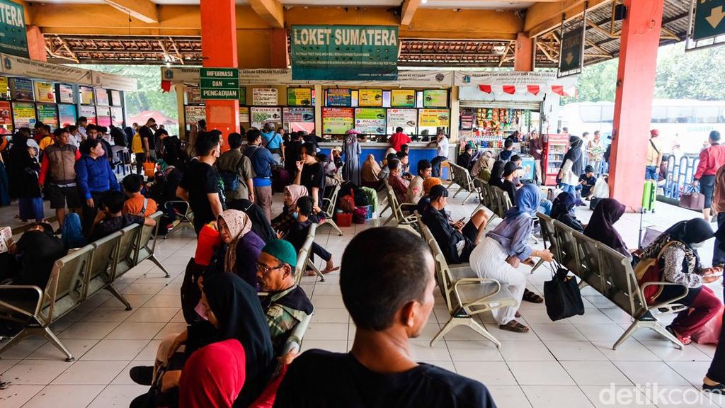 Terminal Kampung Rambutan Mulai Ramai Jelang Libur Nataru