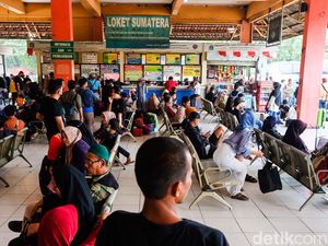 Terminal Kampung Rambutan Mulai Ramai Jelang Libur Nataru
