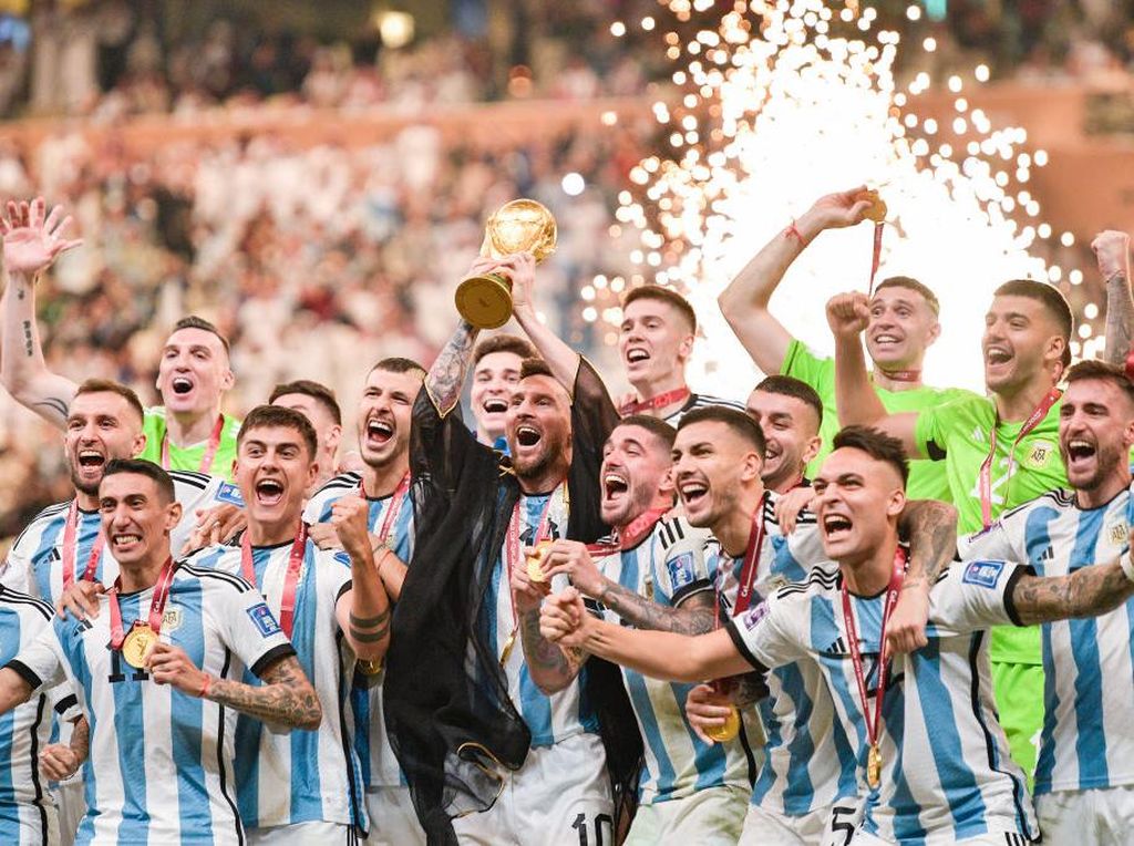 Pesan Natal Timnas Argentina: Trofi Piala Dunia Jadi Kado!