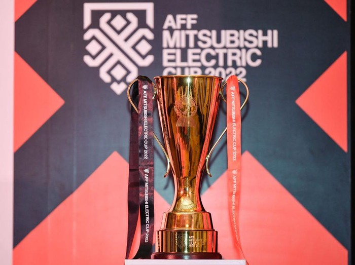 BANGKOK, THAILAND - 2022/08/30: The AFF Mitsubishi Electric Cup is displayed during the AFF Mitsubishi Electric Cup draw at Shangri-La Hotel in Bangkok. (Photo by Amphol Thongmueangluang/SOPA Images/LightRocket via Getty Images)