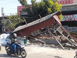 Diseruduk Truk, Halte Seberang RSUD Tugu Semarang Rusak Parah