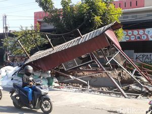Diseruduk Truk, Halte Seberang RSUD Tugu Semarang Rusak Parah Diseruduk Truk, Halte Seberang RSUD Tugu Semarang Rusak Parah