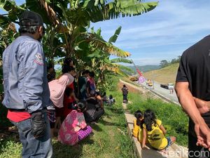 Kala Evakuasi Kereta Teknis KCJB yang Kecelakaan Jadi Tontonan Warga