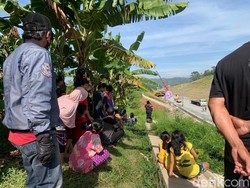 Kala Evakuasi Kereta Teknis KCJB yang Kecelakaan Jadi Tontonan Warga