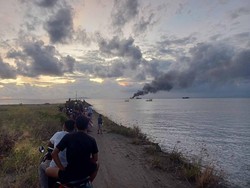 Kapal Terbakar di Perairan Pengambengan Jadi Tontonan Warga