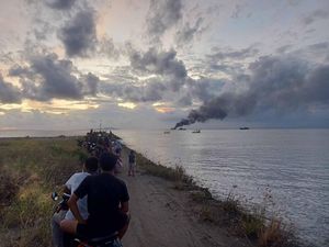 Kapal Terbakar di Perairan Pengambengan Jadi Tontonan Warga Kapal Terbakar di Perairan Pengambengan Jadi Tontonan Warga
