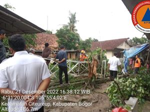 13 Atap Rumah Warga Citeureup Bogor Terbawa Angin Saat Hujan Deras