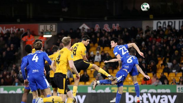 WOLVERHAMPTON, ENGLAND - DECEMBER 20: Raul Jimenez of Wolverhampton Wanderers misses a chance during the Carabao Cup Fourth Round match between Wolverhampton Wanderers and Gillingham at Molineux on December 20, 2022 in Wolverhampton, England. (Photo by Jack Thomas - WWFC/Wolves via Getty Images)