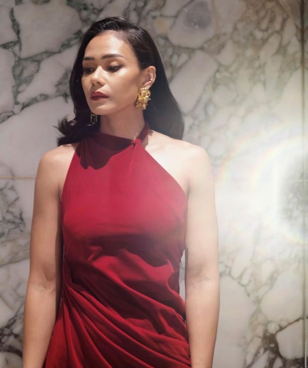 Adinia Wirasti dengan dress merahnya/Sumber: IG @adiniawrst