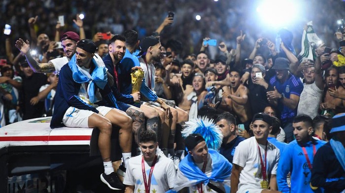 BUENOS AIRES, ARGENTINA - DECEMBER 20: Lionel Messi of Argentina smiles to the fans during the caravan of the Argentina mens national football team after winning the FIFA World Cup Qatar 2022 on December 20, 2022 in Buenos Aires, Argentina. (Photo by Rodrigo Valle/Getty Images)