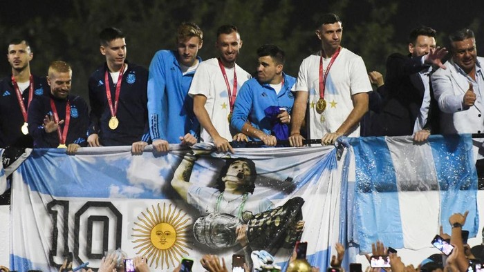 BUENOS AIRES, ARGENTINA - DECEMBER 20: German Pezzella, Marcos Acuña and Emiliano Martinez of Argentina celebrate with the fans during the arrival of the Argentina mens national football team after winning the FIFA World Cup Qatar 2022 on December 20, 2022 in Buenos Aires, Argentina. (Photo by Rodrigo Valle/Getty Images)
