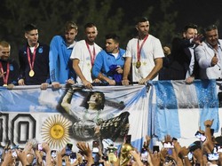 Emi Martinez Ejek Mbappe di Parade Juara Argentina