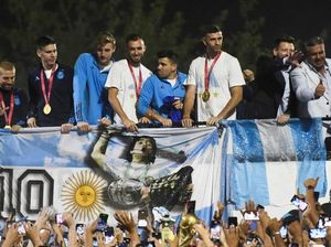 Emi Martinez Ejek Mbappe di Parade Juara Argentina Emi Martinez Ejek Mbappe di Parade Juara Argentina