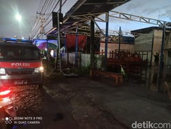 Angin Kencang Terbangkan Atap Pabrik-Warung, Runtuhkan Genting SD di Gresik