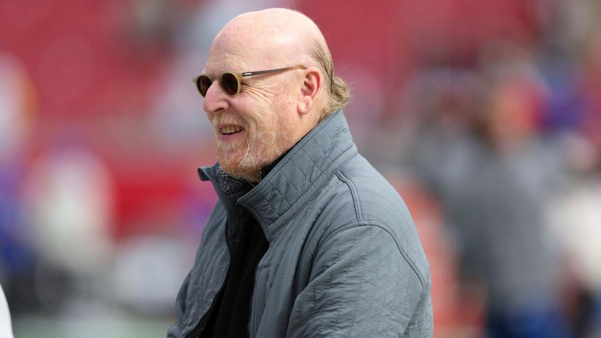 Avram Glazer tak akan lepas sahamnya di Manchester United. (Foto: Sports Illustrated via Getty Ima/Simon Bruty)