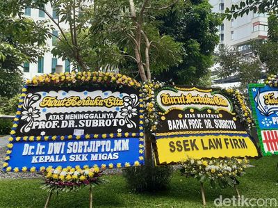 Banjir Karangan Bunga Iringi Kepergian Eks Menteri ESDM Subroto