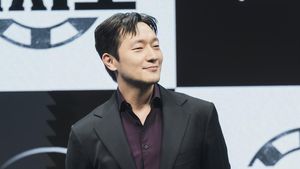 Son Suk Ku Memesona Tampil Berjas di Jumpa Pers Drakor Big Bet