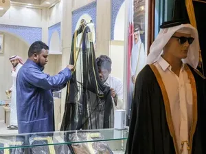Setelah Dipakai Messi, Bisht Jubah Hitam Arab Jadi Laris Manis Diburu Pembeli Setelah Dipakai Messi, Bisht Jubah Hitam Arab Jadi Laris Manis Diburu Pembeli