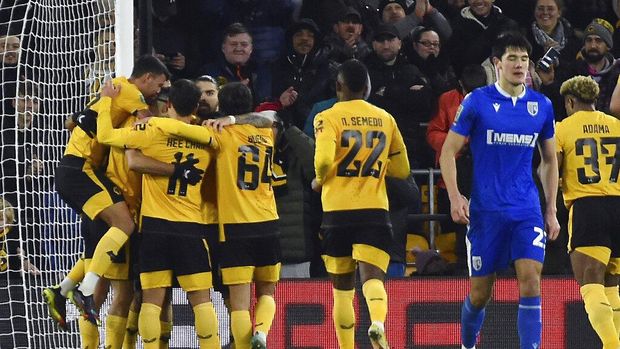 Wolverhampton Wanderers players celebrate after Raul Jimenez scored during the English League Cup soccer match between Wolverhampton Wanderers and Gillingham at Molineux stadium in Wolverhampton, England, Tuesday, Dec. 20, 2022. (AP Photo/Rui Vieira)